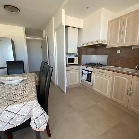 Trois-pieces Avec Loggia Et Parking A Canet-plage - Fr-1-750-64 Apartment *