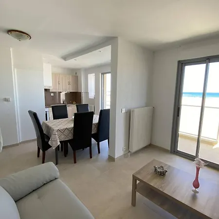 Trois-pieces Avec Loggia Et Parking A Canet-plage - Fr-1-750-64 Apartment