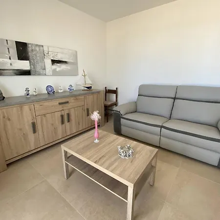 Apartment Trois-pieces Avec Loggia Et Parking A Canet-plage - Fr-1-750-64 *